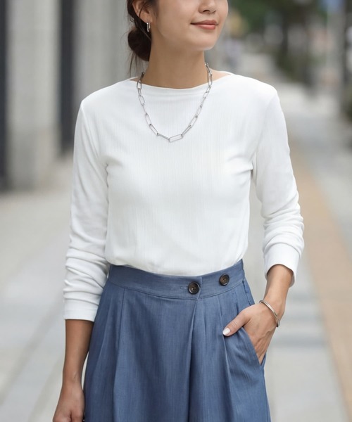 STYLE DELI（スタイルデリ）の「やわらかボートネックカットソートップス（Tシャツ/カットソー・レディース・ブラック/ホワイト/イエロー系・FREE）」の2枚目の写真