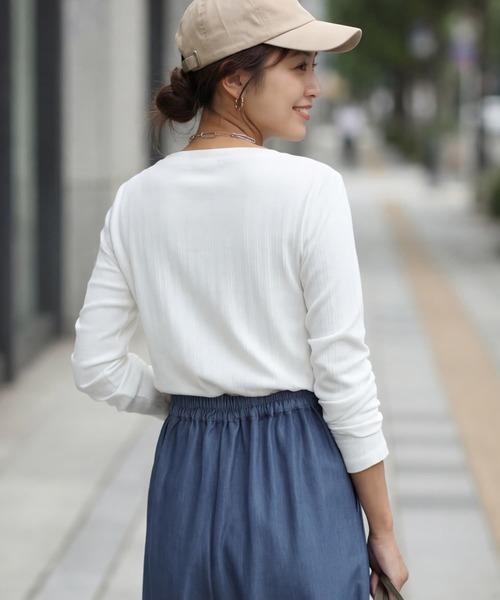 STYLE DELI（スタイルデリ）の「やわらかボートネックカットソートップス（Tシャツ/カットソー・レディース・ブラック/ホワイト/イエロー系・FREE）」の10枚目の写真