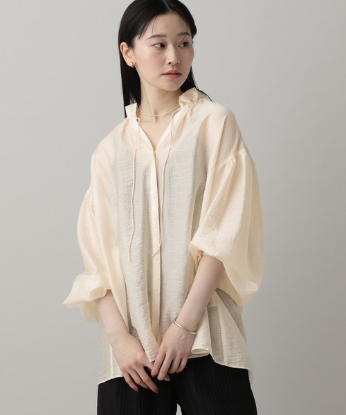 A part by（アパートバイ）の「ギャザーネックオーバーブラウス（シャツ/ブラウス・レディース・ブラウン系その他/オフホワイト/ライトブルー・FREE）」の2枚目の写真