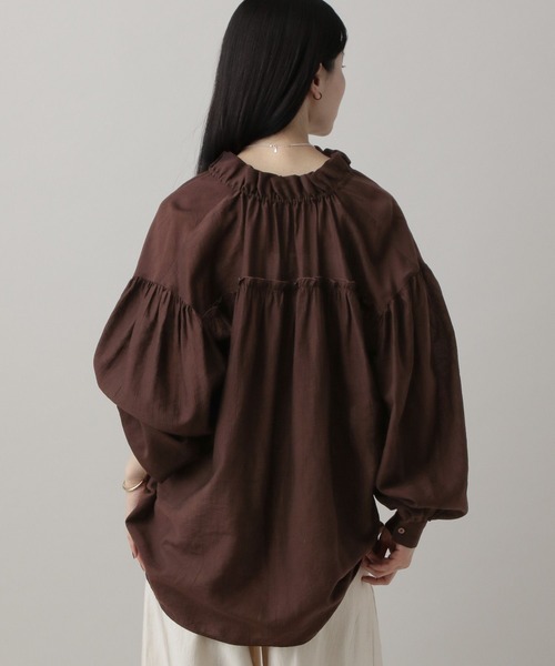 A part by（アパートバイ）の「ギャザーネックオーバーブラウス（シャツ/ブラウス・レディース・ブラウン系その他/オフホワイト/ライトブルー・FREE）」の16枚目の写真