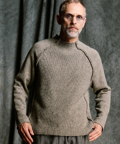 wjk(ダヴルジェイケイ)の「mn3239- lomond×powder line high-neck knit ラグランスリーブハイネックニット(6891 wn09j)(ニット/セーター・メンズ・ブラック/グレー/ネイビー・S/M/L/XL)」の1枚目の写真