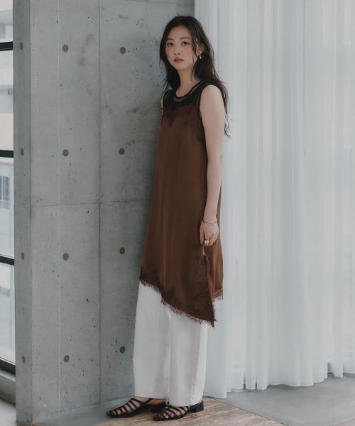 slattgir（スラットジール）の「高身長　サテンレースアシメキャミソールチュニック（トールサイズ）Essenave（キャミソール・レディース・ブラック/ブラウン・TM/TL/TLL/T3L）」の10枚目の写真