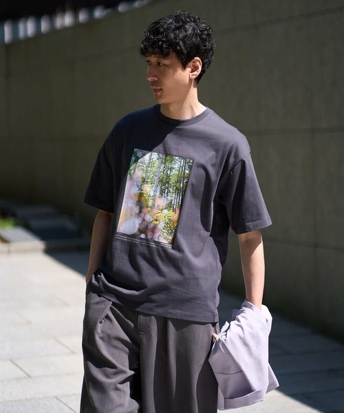a.v.v(アーヴェヴェ)の「【コラボ/接触冷感】フォトグラファーコラボワイドシルエットカットソー(Tシャツ/カットソー・メンズ・ホワイト/チャコールグレー・48/46)」の1枚目の写真