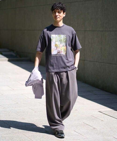a.v.v(アーヴェヴェ)の「【コラボ/接触冷感】フォトグラファーコラボワイドシルエットカットソー(Tシャツ/カットソー・メンズ・ホワイト/チャコールグレー・48/46)」の3枚目の写真