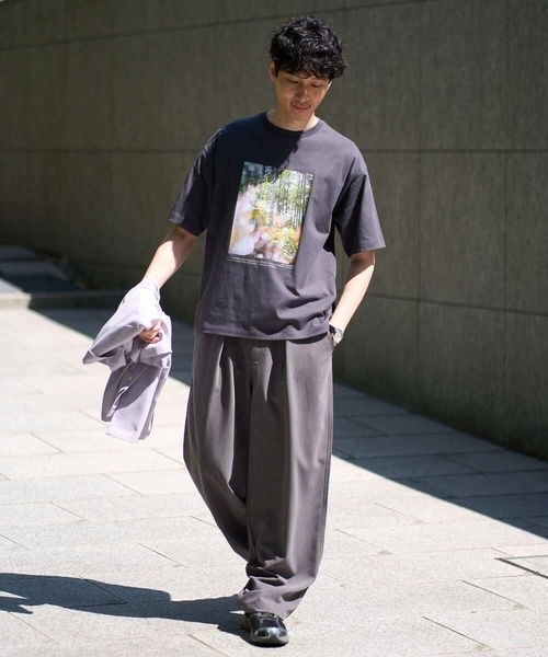 a.v.v(アーヴェヴェ)の「【コラボ/接触冷感】フォトグラファーコラボワイドシルエットカットソー(Tシャツ/カットソー・メンズ・ホワイト/チャコールグレー・48/46)」の4枚目の写真