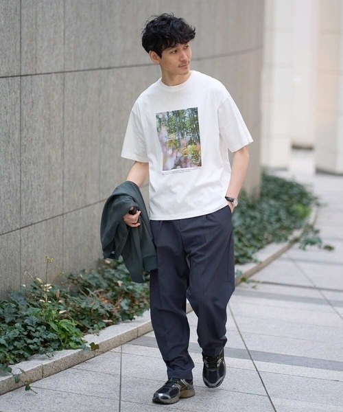 a.v.v(アーヴェヴェ)の「【コラボ/接触冷感】フォトグラファーコラボワイドシルエットカットソー(Tシャツ/カットソー・メンズ・ホワイト/チャコールグレー・48/46)」の5枚目の写真