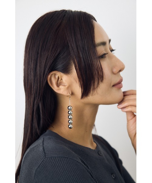 AZUL by moussy(アズールバイマウジー)の「パール/メタルボールピアス(ピアス(両耳用)・レディース・シルバー/ホワイト・FREE)」の3枚目の写真