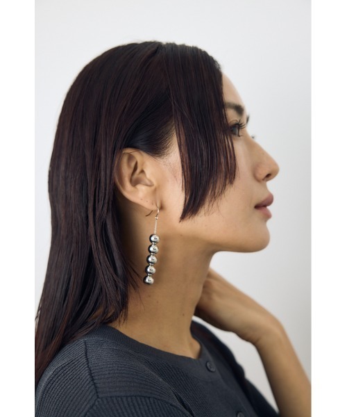 AZUL by moussy(アズールバイマウジー)の「パール/メタルボールピアス(ピアス(両耳用)・レディース・シルバー/ホワイト・FREE)」の4枚目の写真