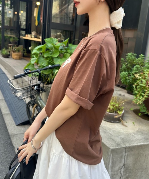 Eclat one(エクラワン)の「大人のこなれロゴ。Dearフロントロゴ・オーバーサイズTシャツ(Tシャツ/カットソー・レディース・グレー/ネイビー/ブラウン/ホワイト・FREE)」の6枚目の写真