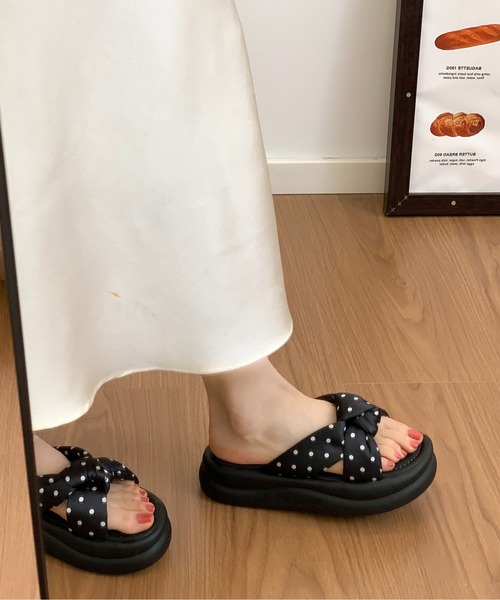 gossip!ロサンゼルス(ゴシップロサンゼルス)の「Y2K サンダル ドット柄クロスリボン厚底軽量サンダル美脚(サンダル・レディース・ホワイト/ブラック・S/L/M/XL)」の11枚目の写真