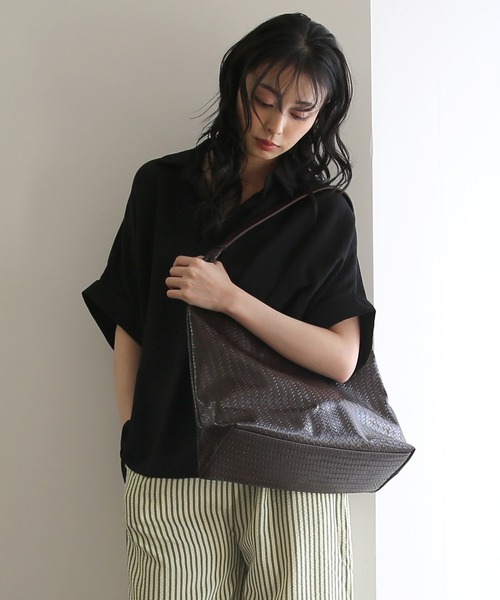 No one knows(ノーワンノーズ)の「ZOZO限定 ポーチ付き編み込み風デザインワンハンドルトートバッグ(トートバッグ・レディース・ブラック/ダークブラウン・FREE)」の2枚目の写真