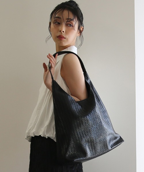 No one knows(ノーワンノーズ)の「ZOZO限定 ポーチ付き編み込み風デザインワンハンドルトートバッグ(トートバッグ・レディース・ブラック/ダークブラウン・FREE)」の16枚目の写真