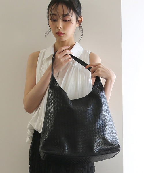 No one knows(ノーワンノーズ)の「ZOZO限定 ポーチ付き編み込み風デザインワンハンドルトートバッグ(トートバッグ・レディース・ブラック/ダークブラウン・FREE)」の17枚目の写真