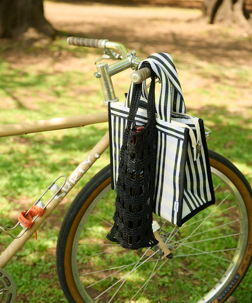 journal standard Furniture (ジャーナルスタンダードファニチャー)の「JSF CROCHET BOTTLE TOTE ボトルトートバッグ(トートバッグ・レディース・ブラック/レッド・FREE)」の1枚目の写真