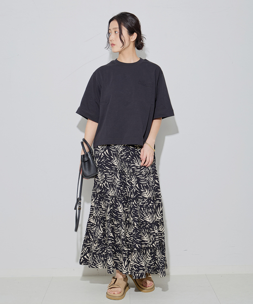 BAUM UND PFERDGARTEN(バウムウンドヘルガーデン)の「BAUM UND PFERDGARTEN/バウム ウンド ヘルガーデン JIANA 22135 Tシャツ(Tシャツ/カットソー・レディース・ブラック/ホワイト/ネイビー・SMALL)」の4枚目の写真