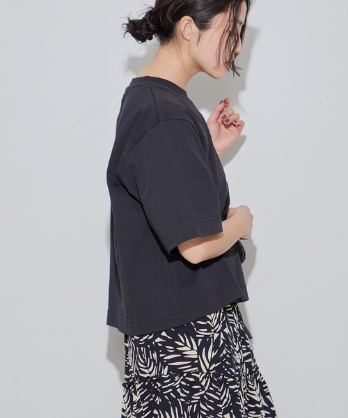BAUM UND PFERDGARTEN(バウムウンドヘルガーデン)の「BAUM UND PFERDGARTEN/バウム ウンド ヘルガーデン JIANA 22135 Tシャツ(Tシャツ/カットソー・レディース・ブラック/ホワイト/ネイビー・SMALL)」の8枚目の写真