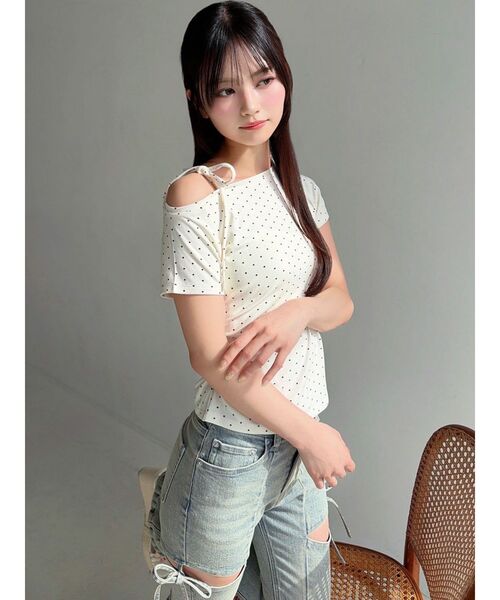 RESEXXY(リゼクシー)の「ワンショルTシャツ(Tシャツ/カットソー・レディース・アイボリー/ブラック・FREE)」の3枚目の写真