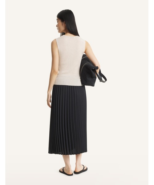 Maison Kitsune(メゾンキツネ)の「MIDI PLEATED SKIRT(スカート・レディース・ブラック・36/34)」の5枚目の写真