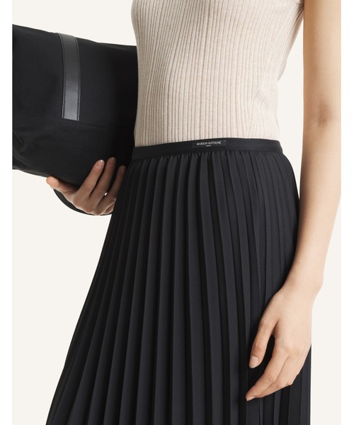 Maison Kitsune(メゾンキツネ)の「MIDI PLEATED SKIRT(スカート・レディース・ブラック・36/34)」の6枚目の写真
