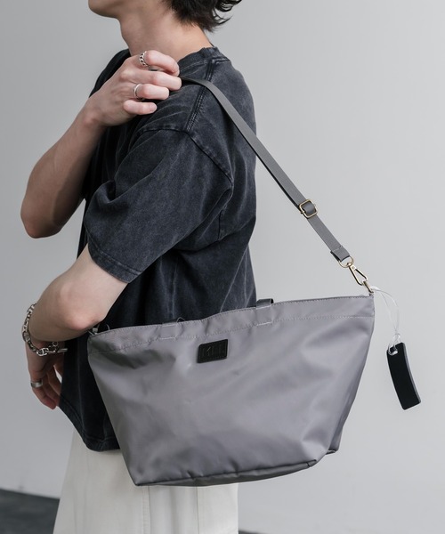 MEI(メイ)の「MEI TOTEBAG M ロゴプレート2WAYトートショルダーバッグ(トートバッグ・メンズ・ブラック/チャコール・FREE)」の2枚目の写真
