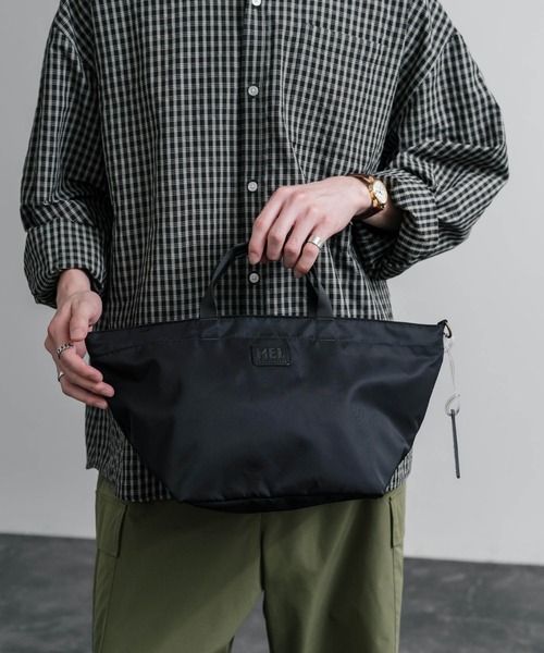 MEI(メイ)の「MEI TOTEBAG M ロゴプレート2WAYトートショルダーバッグ(トートバッグ・メンズ・ブラック/チャコール・FREE)」の1枚目の写真
