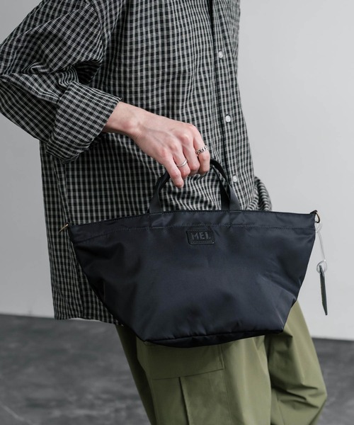 MEI(メイ)の「MEI TOTEBAG M ロゴプレート2WAYトートショルダーバッグ(トートバッグ・メンズ・ブラック/チャコール・FREE)」の4枚目の写真