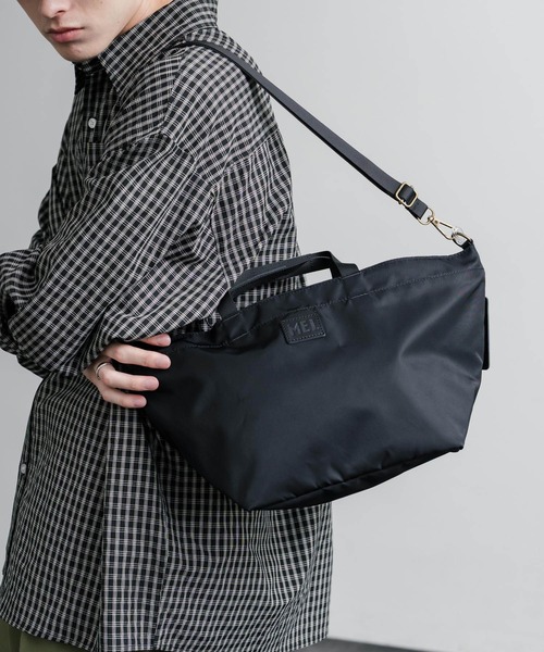 MEI(メイ)の「MEI TOTEBAG M ロゴプレート2WAYトートショルダーバッグ(トートバッグ・メンズ・ブラック/チャコール・FREE)」の7枚目の写真