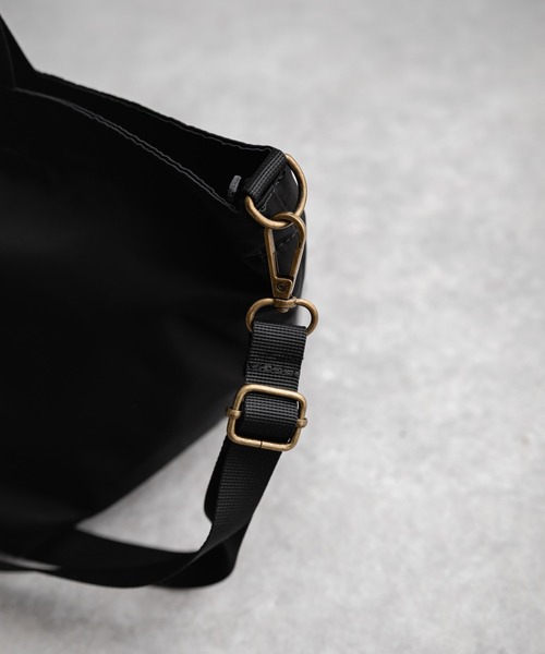 MEI(メイ)の「MEI TOTEBAG M ロゴプレート2WAYトートショルダーバッグ(トートバッグ・メンズ・ブラック/チャコール・FREE)」の19枚目の写真