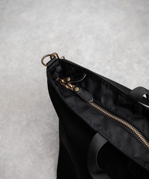 MEI(メイ)の「MEI TOTEBAG M ロゴプレート2WAYトートショルダーバッグ(トートバッグ・メンズ・ブラック/チャコール・FREE)」の22枚目の写真
