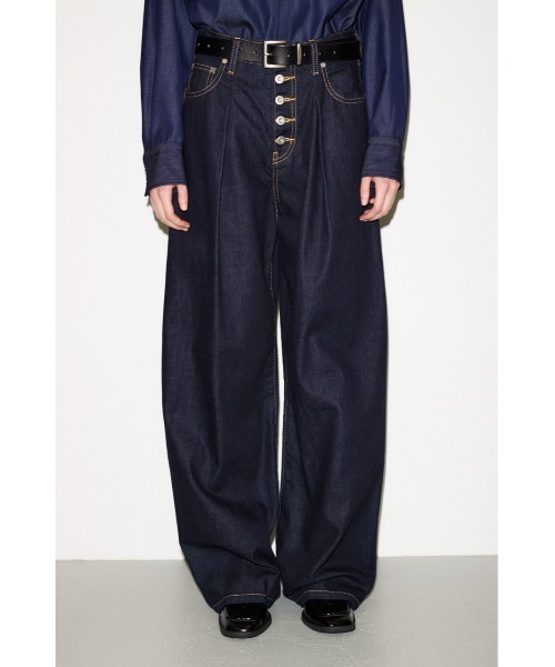 THROW by SLY(スローバイスライ)の「THROW BUTTONFLY TUCK LOOSE PT-AB ボタンフライタックルーズパンツ 秋服 冬服(デニムパンツ・レディース・ブルー/ダークブルー・0/1)」の1枚目の写真