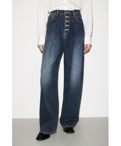 THROW by SLY(スローバイスライ)の「THROW BUTTONFLY TUCK LOOSE PT-AB ボタンフライタックルーズパンツ 秋服 冬服(デニムパンツ・レディース・ブルー/ダークブルー・0/1)」の2枚目の写真