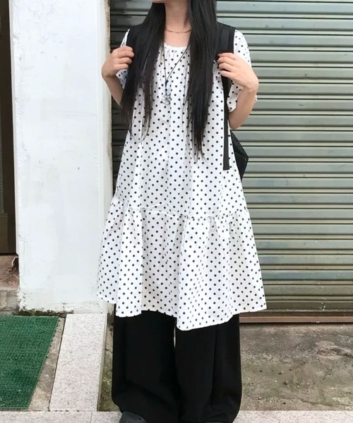 tunee(チュニー)の「【TUNE】ドット柄ゆるワンピース(ワンピース・レディース・ホワイト・FREE)」の1枚目の写真