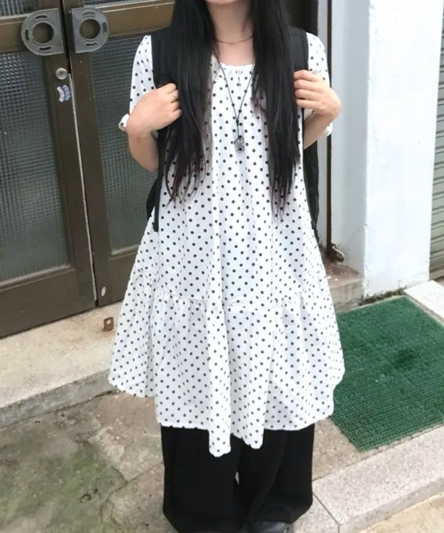 tunee(チュニー)の「【TUNE】ドット柄ゆるワンピース(ワンピース・レディース・ホワイト・FREE)」の2枚目の写真