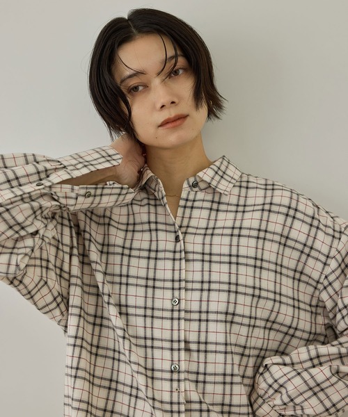 SALON adam et rope'(サロン アダム エ ロペ)の「Shuttle Notes 2WAYチェックシャツ(シャツ/ブラウス・レディース・グレー/ホワイト系その他・FREE)」の2枚目の写真