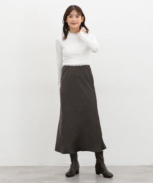 Honeys(ハニーズ)の「メローハイネックTシャツ(Tシャツ/カットソー・レディース・ブラック/ダークブルー/オフホワイト/グリーン/グレイッシュベージュ/マスタード/レッド系1/ブラウン・L/LL/M/S)」の9枚目の写真