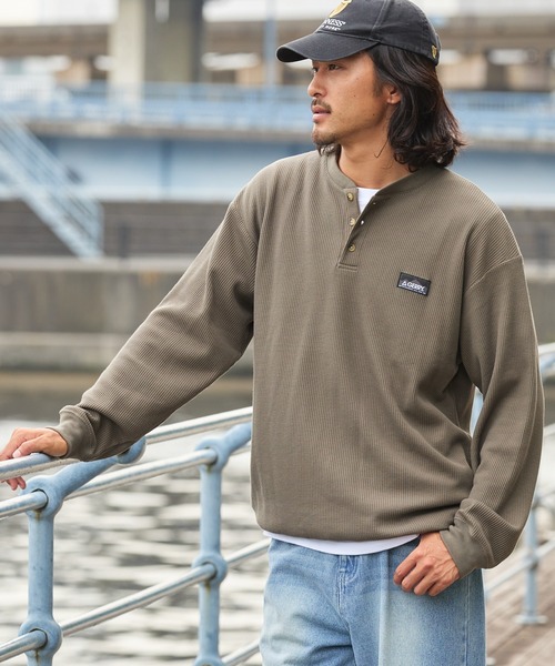 GERRY(ジェリー)の「<別注>GERRY / ジェリー ワッフル ヘンリーネック ドローコード 長袖Tシャツ/抗菌・防臭【THE CRAFT CREW PRODUCTS】(Tシャツ/カットソー・メンズ・カーキ/グレイッシュベージュ/ダークネイビー/チャコール/ブラック/オフホワイト・L/M/S)」の8枚目の写真