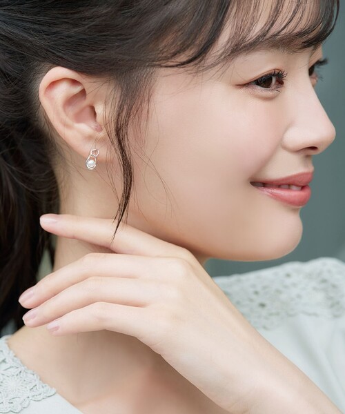 Tiaclasse(ティアクラッセ)の「【金属アレルギー対応】パール+ループピアス(ピアス(両耳用)・レディース・シルバー・FREE)」の5枚目の写真