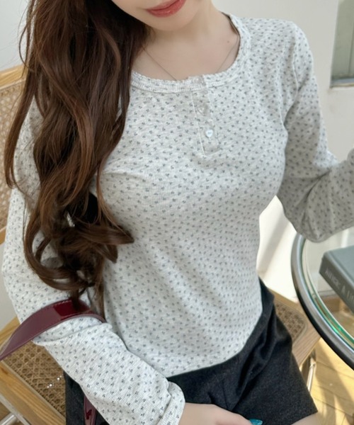 Ada.（エイダ）の「小花柄 ヘンリーネック コンパクト カットソー（Tシャツ/カットソー・レディース・ライトグレー/グレー/アイボリー・FREE）」の3枚目の写真