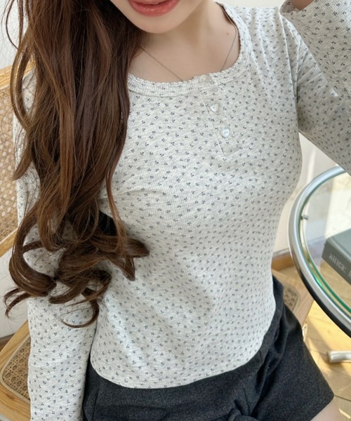Ada.（エイダ）の「小花柄 ヘンリーネック コンパクト カットソー（Tシャツ/カットソー・レディース・ライトグレー/グレー/アイボリー・FREE）」の9枚目の写真