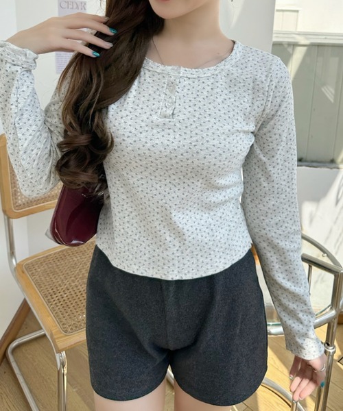 Ada.（エイダ）の「小花柄 ヘンリーネック コンパクト カットソー（Tシャツ/カットソー・レディース・ライトグレー/グレー/アイボリー・FREE）」の10枚目の写真