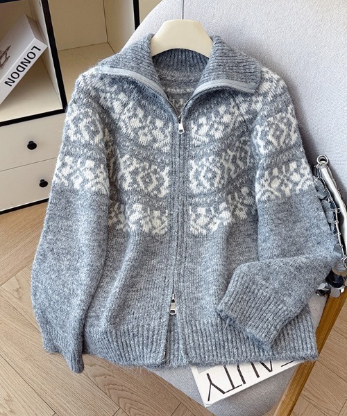 AMAJI(アマジ)の「フェアアイル柄 ダブルジップ ニットカーディガン(カーディガン/ボレロ・レディース・レッド/グレー/ホワイト・FREE)」の1枚目の写真