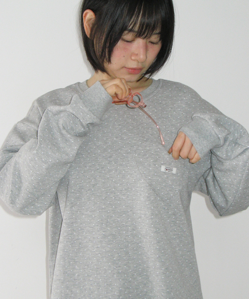 RONRON(ロンロン)の「DOT HEART POCKET OVER FIT LONG SLEEVE GREY(Tシャツ/カットソー・レディース・その他・FREE)」の4枚目の写真
