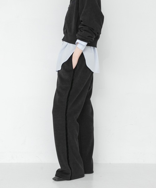 THOUSAND MILE(サウザンドマイル)の「『別注』THOUSAND MILE×URBAN RESEARCH KNIT FLEECE FLARE PANTS(その他パンツ・レディース・ブラック/オフホワイト・MEDIUM/LARGE)」の4枚目の写真