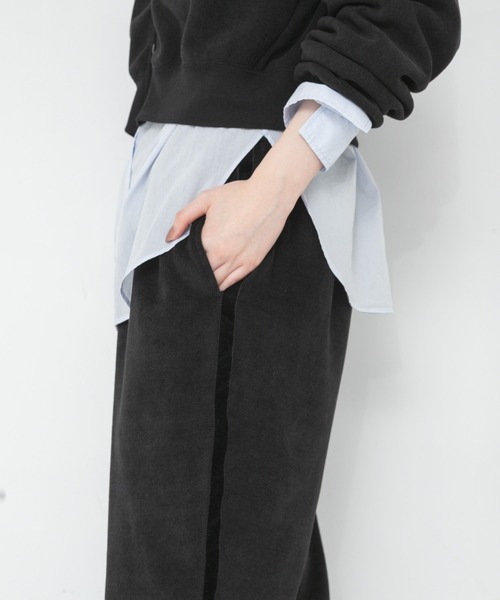 THOUSAND MILE(サウザンドマイル)の「『別注』THOUSAND MILE×URBAN RESEARCH KNIT FLEECE FLARE PANTS(その他パンツ・レディース・ブラック/オフホワイト・MEDIUM/LARGE)」の3枚目の写真