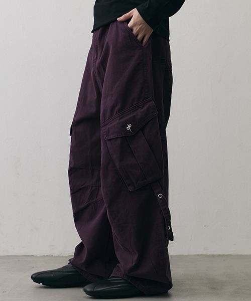 Shoowtime(ショウタイム)の「Military Strap Detail Wide Cargo Pants / ミリタリー ストラップディテール ワイド カーゴパンツ(カーゴパンツ・メンズ・パープル・SMALL/X-LARGE/LARGE/MEDIUM)」の2枚目の写真