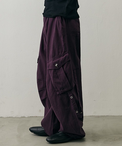 Shoowtime(ショウタイム)の「Military Strap Detail Wide Cargo Pants / ミリタリー ストラップディテール ワイド カーゴパンツ(カーゴパンツ・メンズ・パープル・SMALL/X-LARGE/LARGE/MEDIUM)」の7枚目の写真