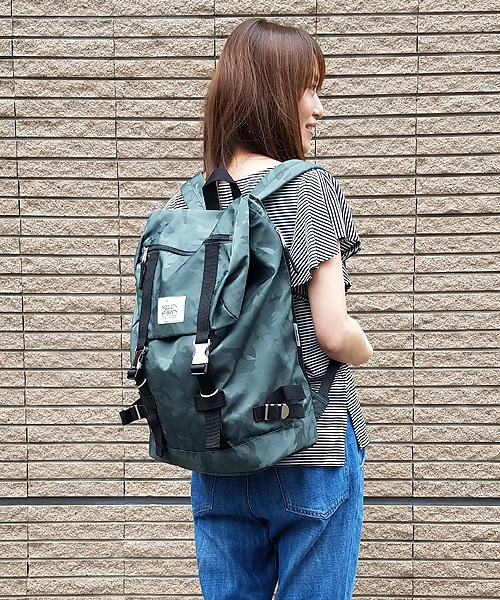 PRODUCTY WARRANTY（プロダクティワランティ）の「【PRODUCTY WARRANTY/ プロダクティワランティ】ダブルバックル バックパック カモフラージュ（バックパック/リュック・メンズ・グリーン/ブラック/ネイビー/ブラウン/ブラック系その他2・FREE）」の4枚目の写真