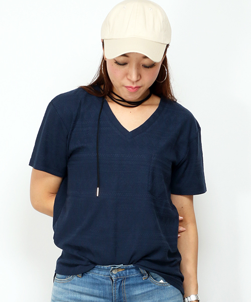 VENCEEXCHANGE(ヴァンスエクスチェンジ)の「オルテガ柄Vネック半袖T(Tシャツ/カットソー・レディース・ライトグレー/オフホワイト/ブラック/オリーブ/スカイブルー/その他21・MEDIUM)」の1枚目の写真