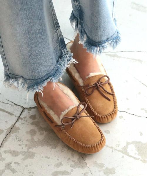 UGG(アグ)の「【WEB限定】<UGG(アグ)>DAKOTAダコタ スリッポンシューズ ◆(モカシン/デッキシューズ・レディース・ブラック/グレー/ブラウン・6/7/8/5)」の3枚目の写真