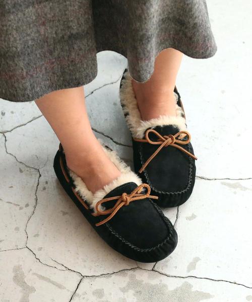UGG(アグ)の「【WEB限定】<UGG(アグ)>DAKOTAダコタ スリッポンシューズ ◆(モカシン/デッキシューズ・レディース・ブラック/グレー/ブラウン・6/7/8/5)」の1枚目の写真